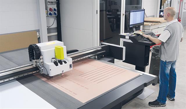 Nuovo plotter Kongsberg per l’intaglio delle lastre. Lastre già tagliate e sagomate, pronte per il montaggio sui cilindri.